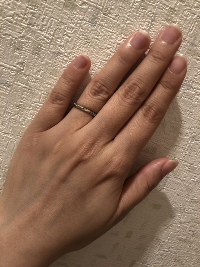 中央にひねりと小さめのダイヤがひねりの両サイドにあります。