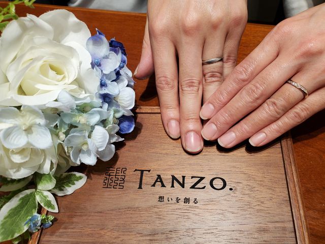 完成した指輪を着けて、その場で撮影していただきました。