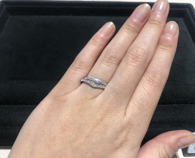 婚約指輪との重ね付け(下がトレセンテハーフエタニティ)