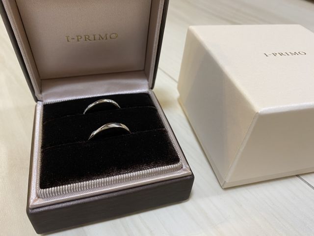 指輪と指輪の入っていた箱の
写真です。