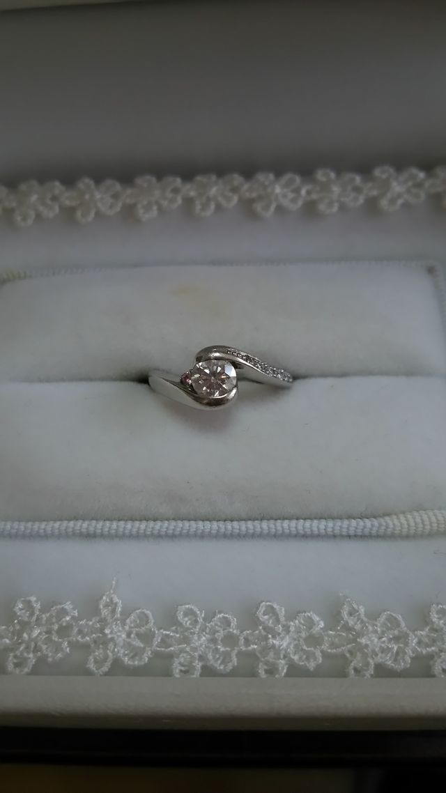 エンゲージリング。左側にピンクダイヤが入っています。