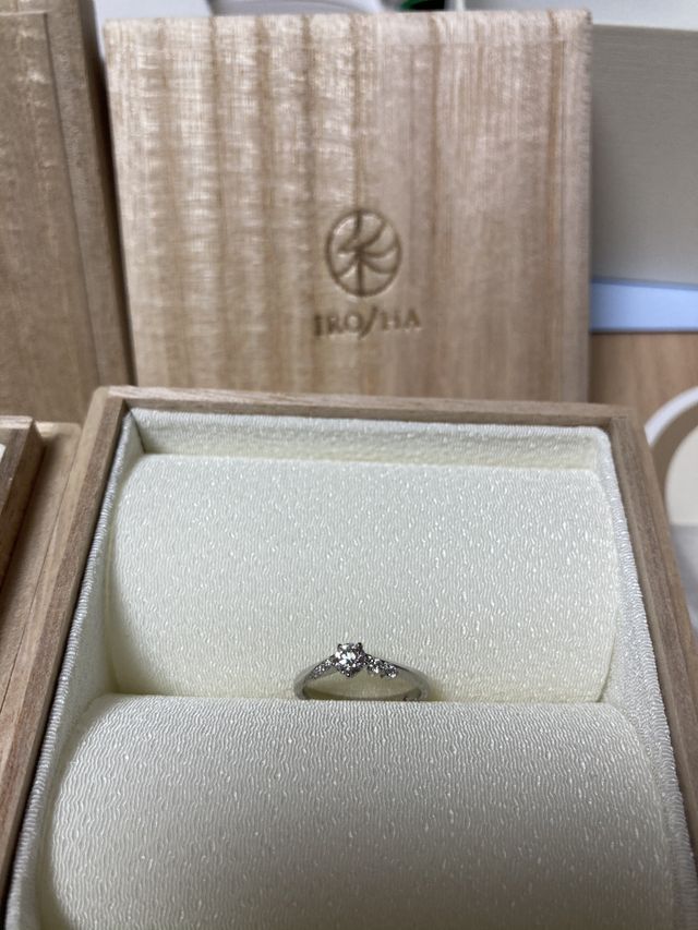 アシメデザインと言って,左右のダイヤモンドの数が違います！