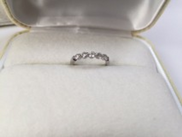 一連のダイヤが並び輝きを最大限楽しめる