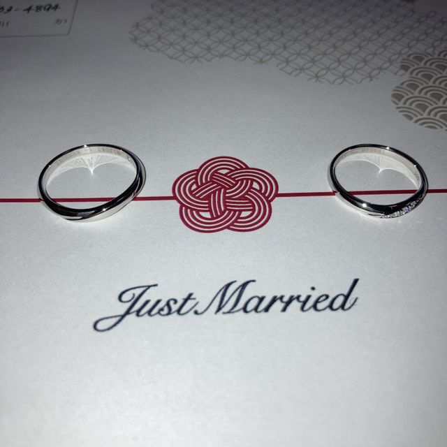 婚姻届と結婚指輪です