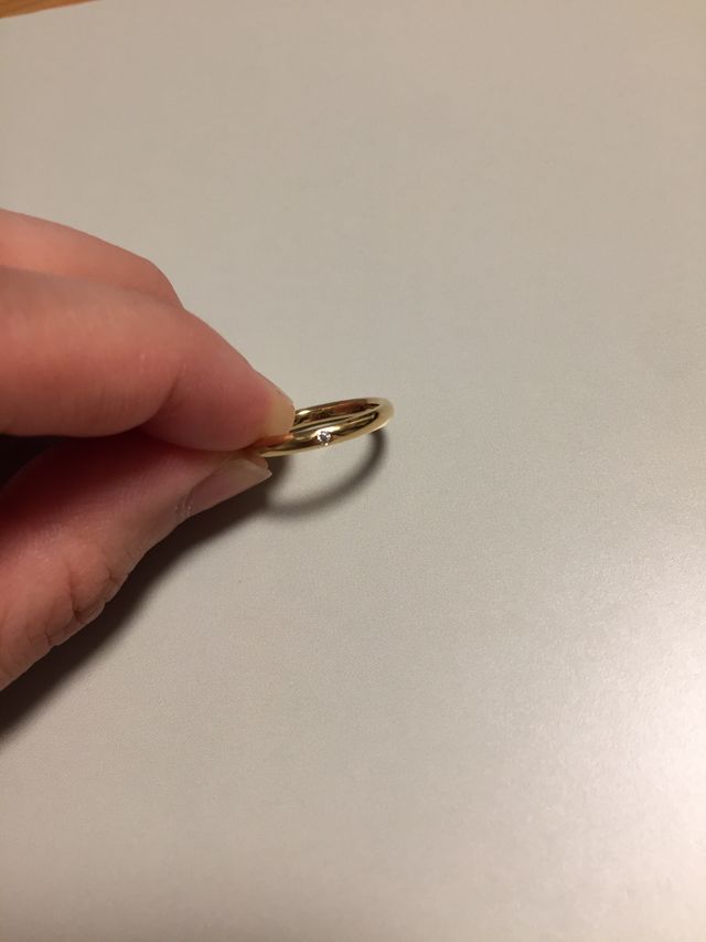 イエローゴールドの細身のシンプルなデザインです。
