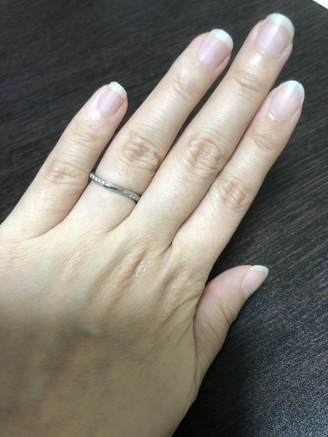 中央にひねりがあるタイプの結婚指輪です。