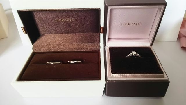 左が結婚指輪、右が婚約指輪です