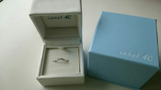 小さいダイヤが3つ付いているものです