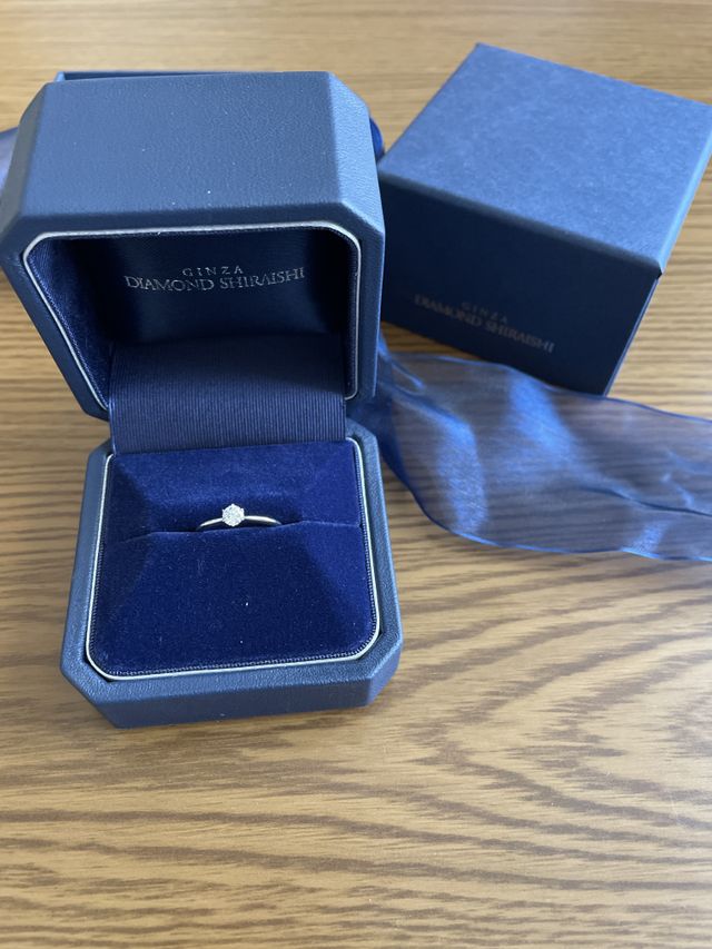 良質のダイヤモンドで、桜をモチーフにしたリングです。