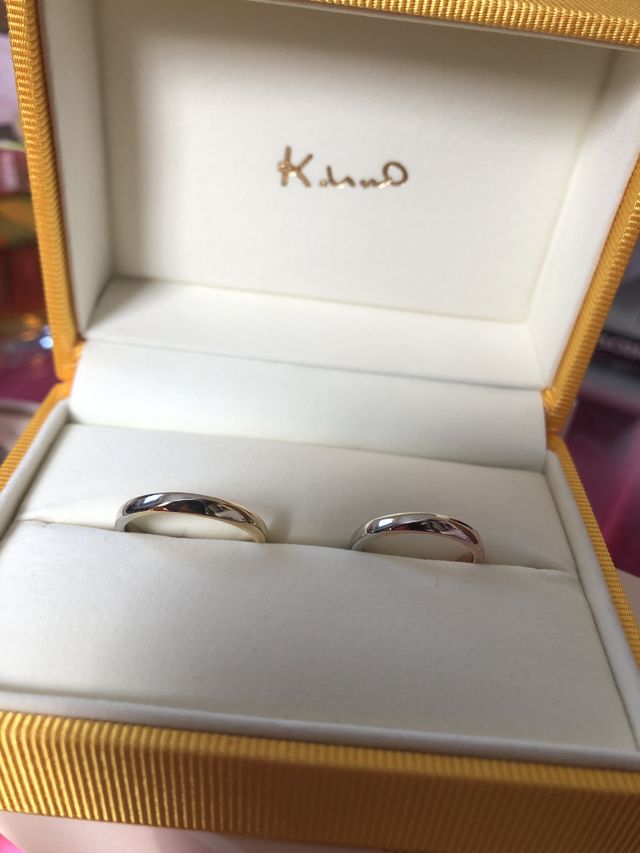 2色使いのリングで彼はゴールド私はピンクです。