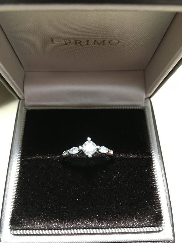 ダイヤの隣同士はマーキスカットのダイヤです