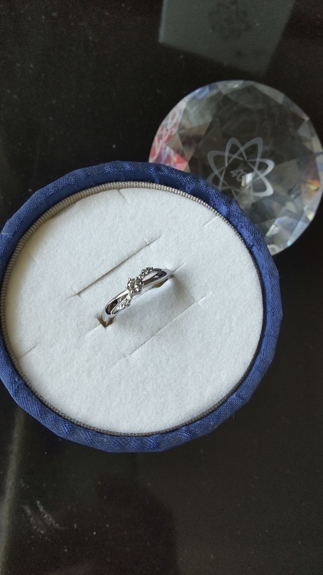 ウェーブデザインの美しいリング