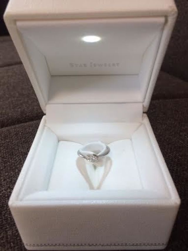 箱の上部にはランプが付いており、指輪を輝かせてくれます。