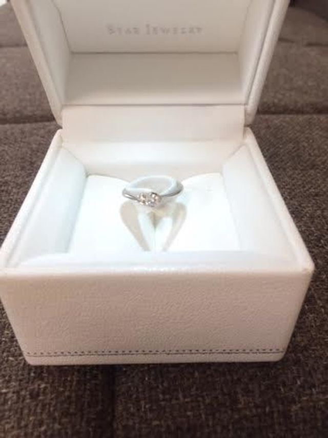 角度によっては指輪の影がハート形に。