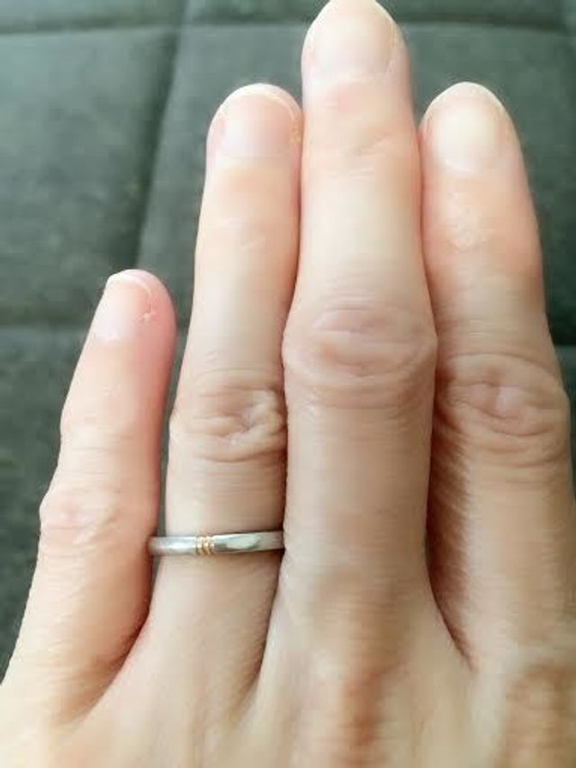 指輪の中心はピンクゴールドでさりげなくワンポイント。