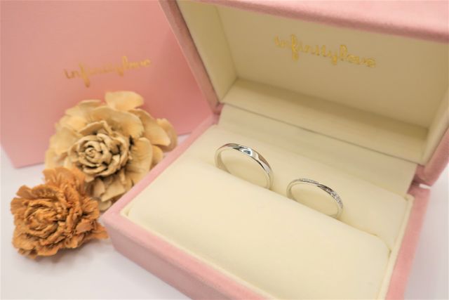 細身でキラキラした結婚指輪を探していました。