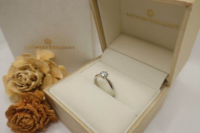 シンプルで思い描いていた婚約指輪の1番の理想形でした。