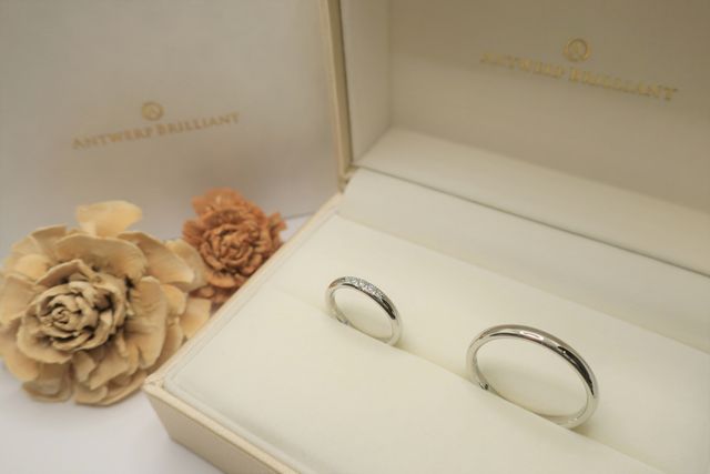 菱形にダイヤが埋め込まれたデザインの為とても存在感があります