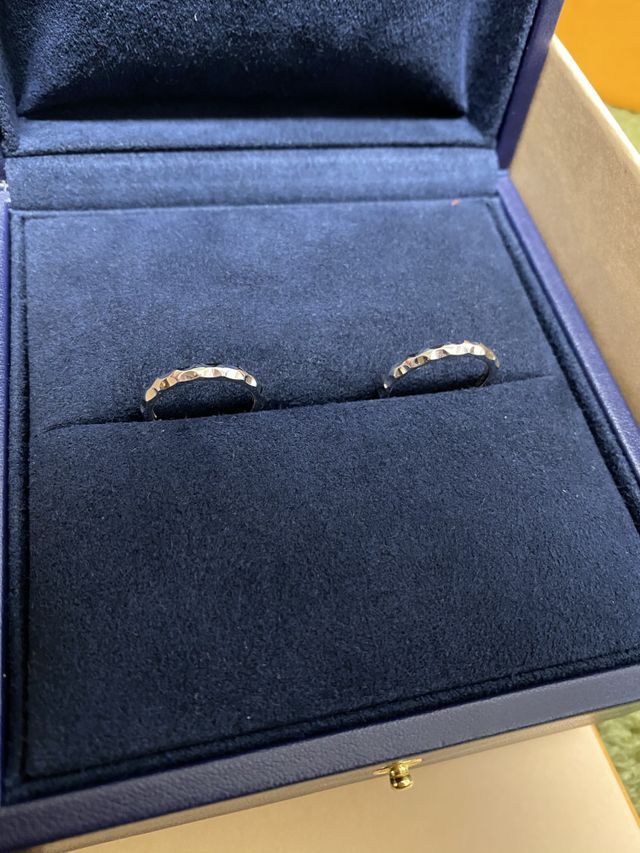 ペアのマリッジリングです。しっかりした箱に入っています。