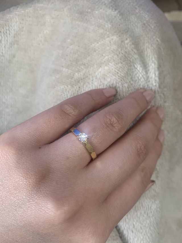 普段使いできるようなゴールドで女性らしい品のある印象です