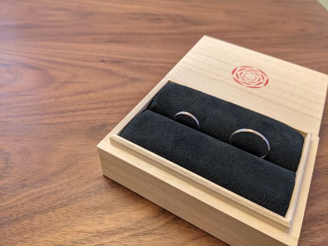 受取時に撮ったものです。木箱に入っていておしゃれです。