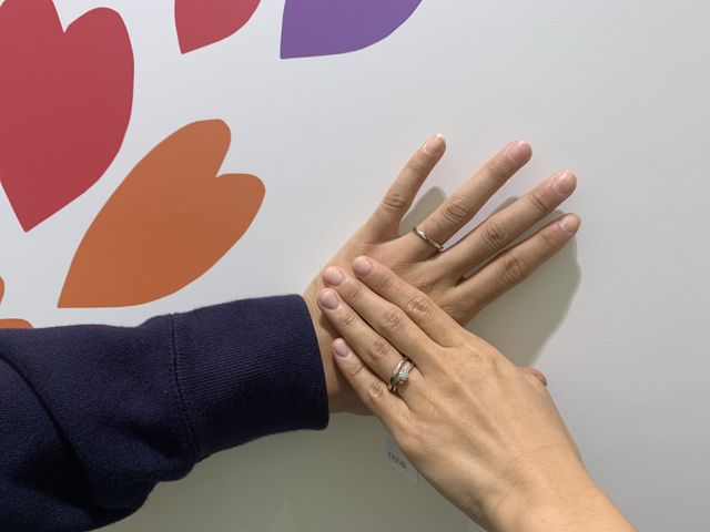 婚約指輪との相性もよく、重ね付けできるデザインで満足でした。