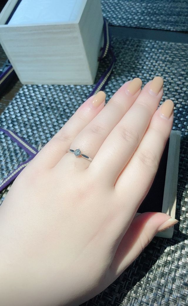 俄で購入した婚約指輪です。