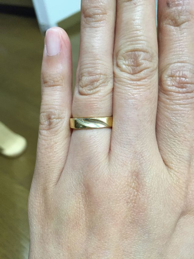 素材はゴールドで、川彫りという技法で彫ってあります。