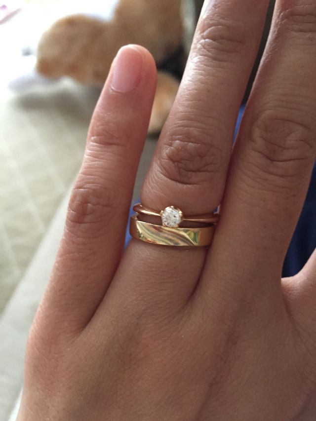 婚約指輪は、桜の形に見える様にカットしたダイヤです。