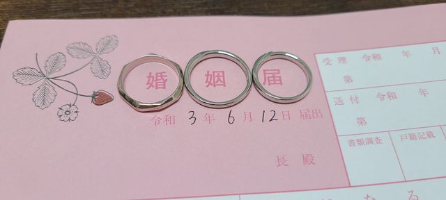 プラチナの適度な重みと輝きが素敵です。