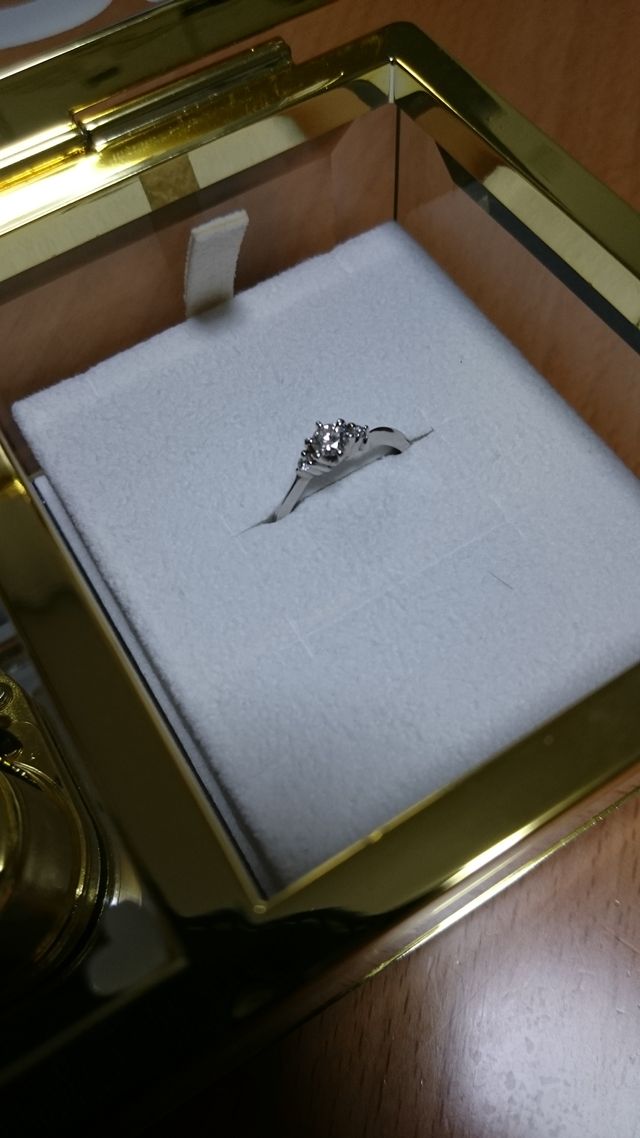 買ったときに特典でついてきたオルゴールBOXにしまってます