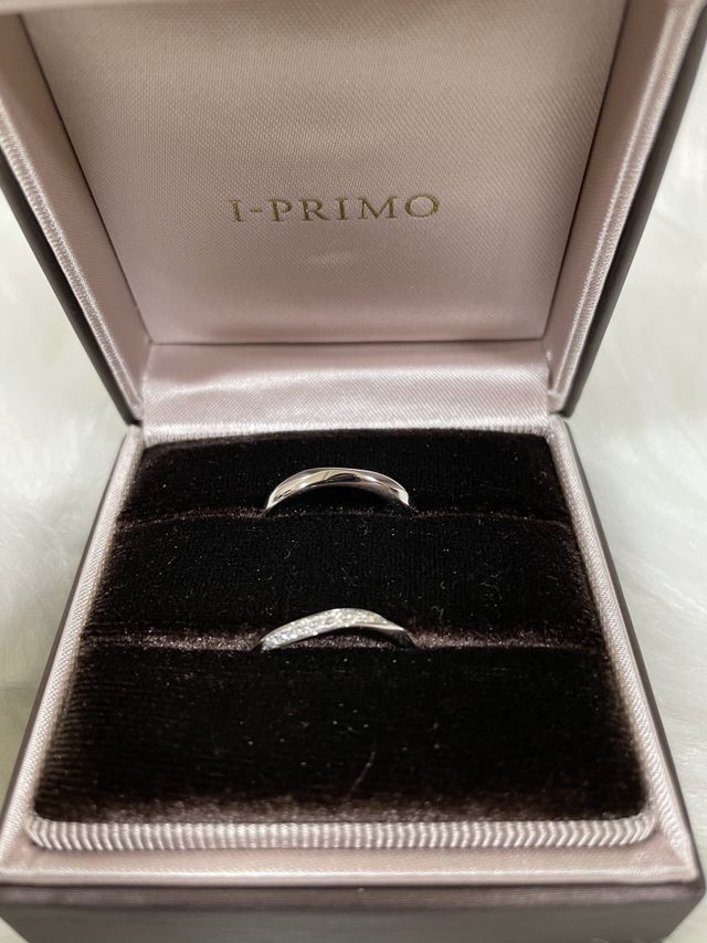 カーブの形が綺麗でペア感が出るデザインです。