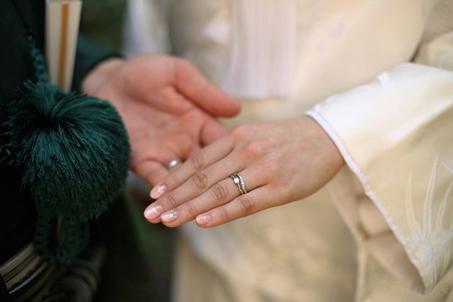 婚約指輪、結婚指輪の重ね付けで、さらに存在感を増します。