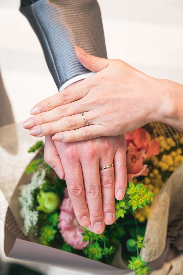 少しウェーブがかかった、細めのシンプルデザイン