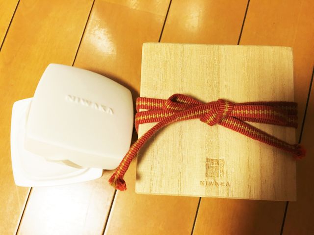 桐の箱で、中の器は骨壺と同じ素材だそうです。