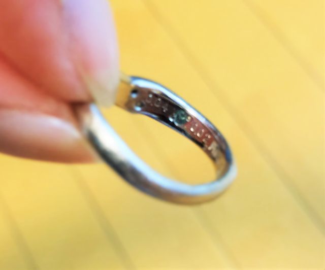 オプションで内側にブルーダイヤを入れてもらいました。