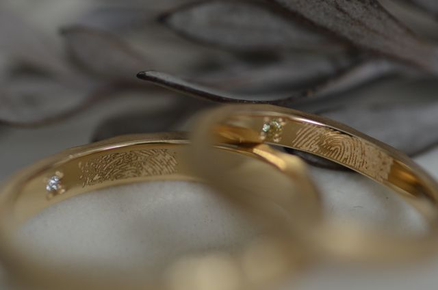 指輪の内側には刻印は入れず、それぞれの誕生石と指紋を。