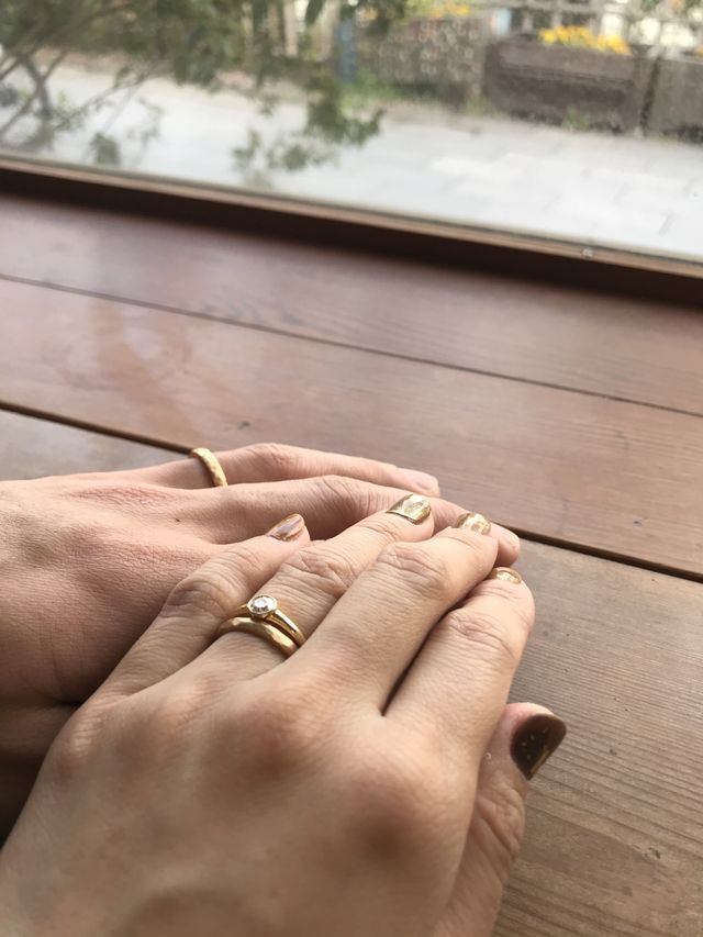 婚約指輪と重ねづけ。