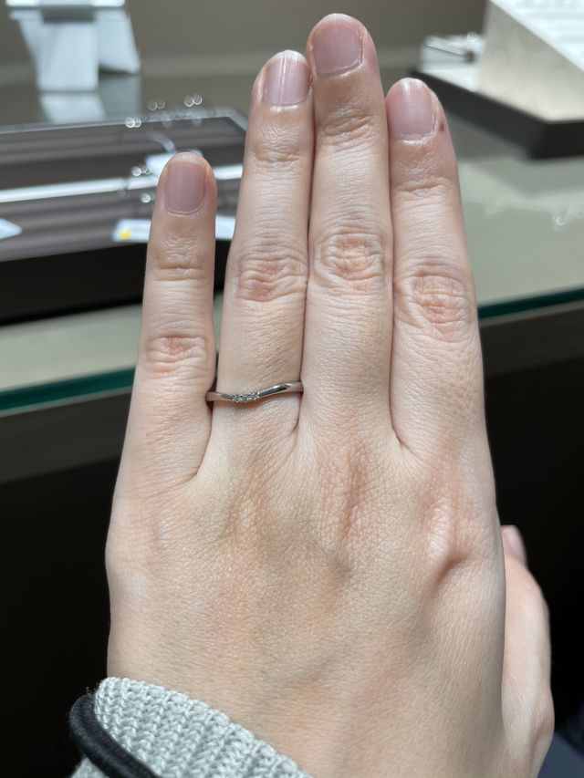 細身のリングのため指を綺麗に見せる効果があります。