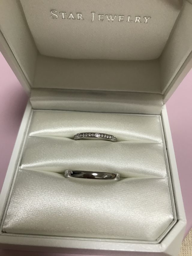 新婦がハーフエタニティで新郎がシンプルなデザインです。