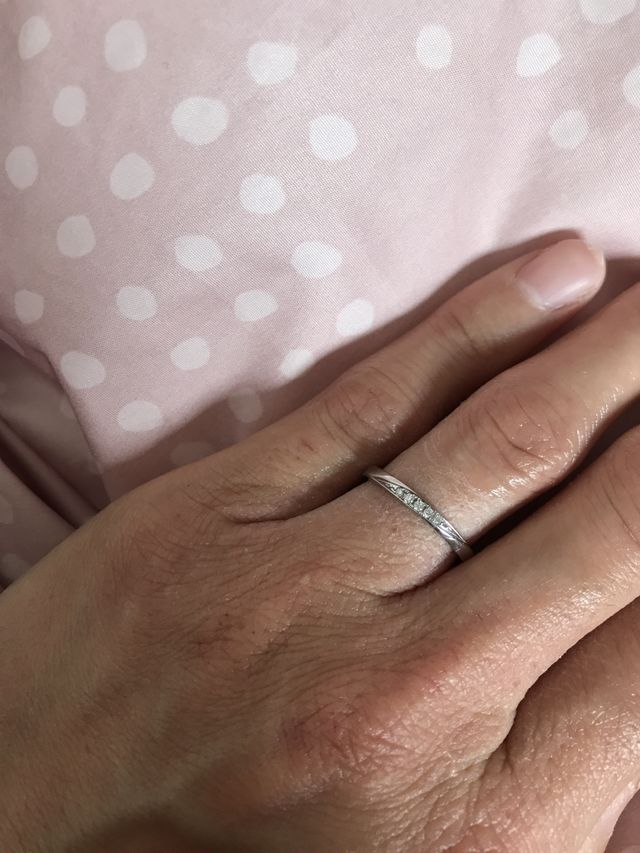 ストレートラインですが、前面はうねりのあるデザイン