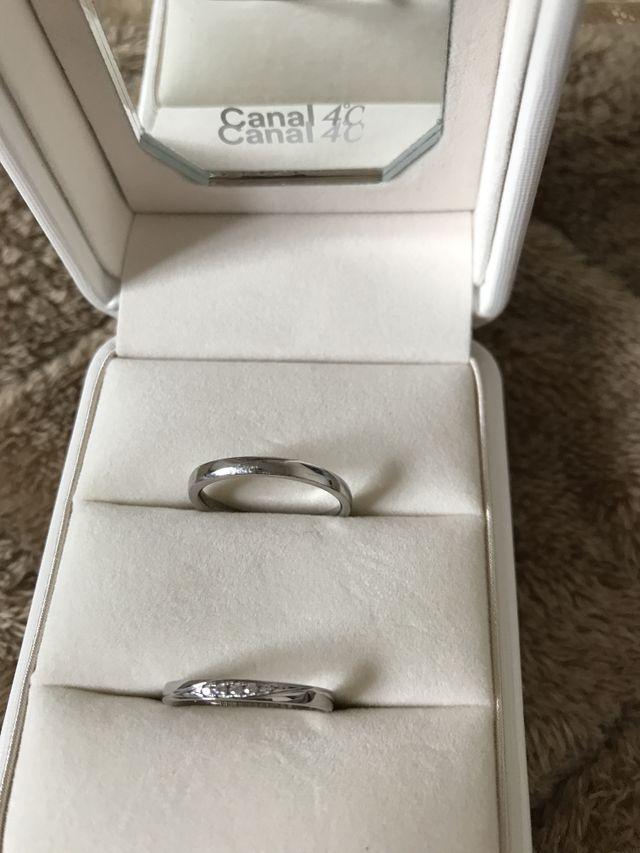 奥は夫分。ボックスは鏡面に刻印可能だったので入籍日と名前入り