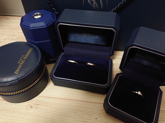 婚約指輪と結婚指輪を受け取り時の箱に入っている状態です。