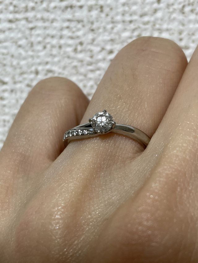 左手薬指につけています。