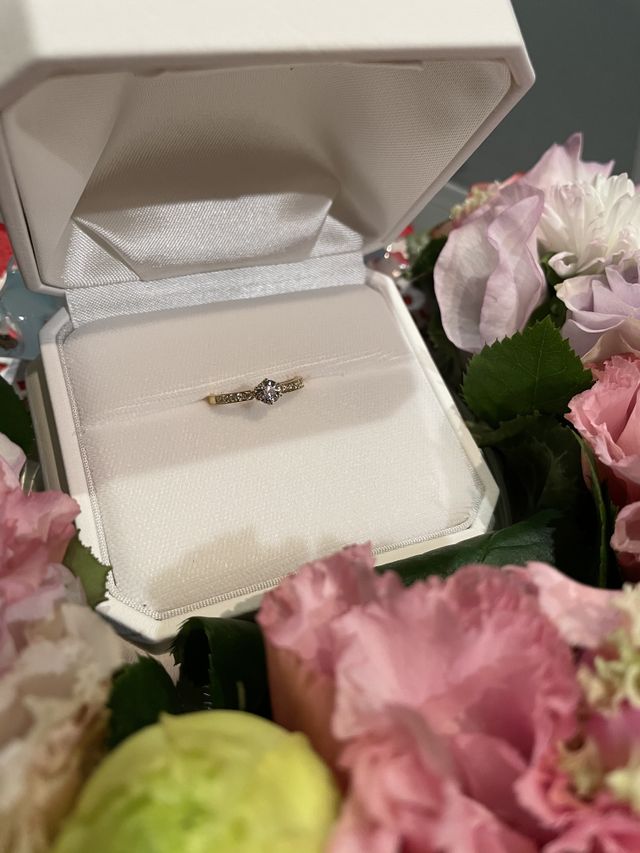 オーダーした婚約指輪をサプライズされたときに見て感動しました
