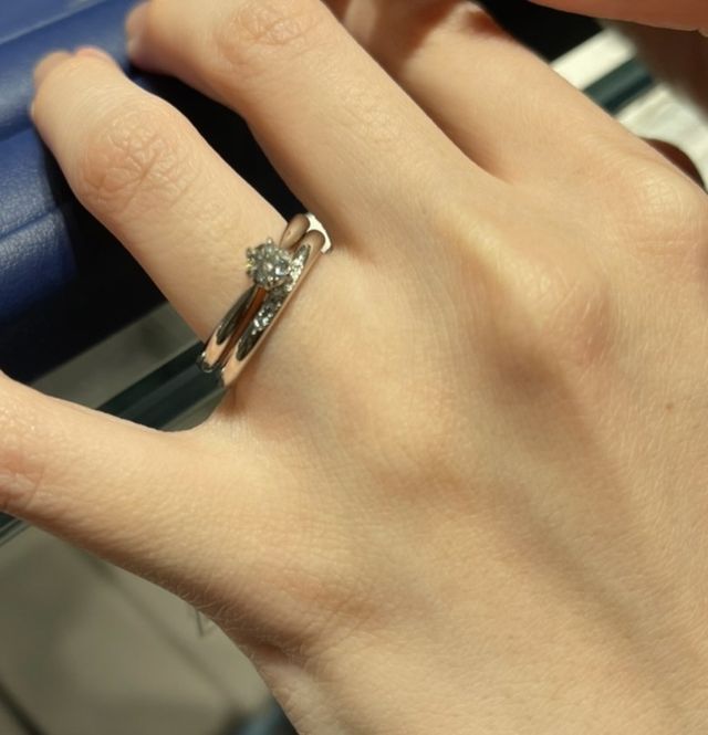 ホワイトリリー(下の指輪は結婚指輪のティアオブリリー)