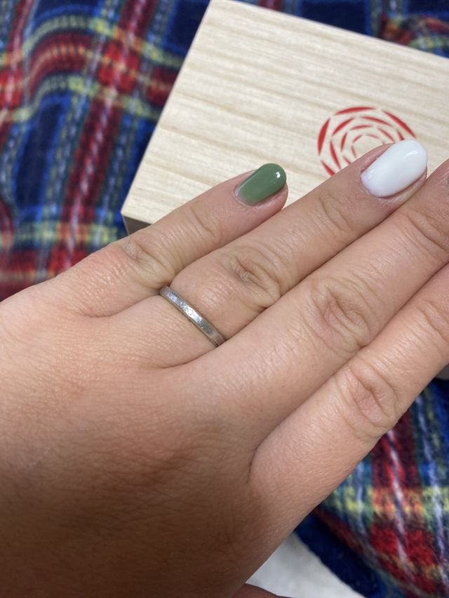 指輪の表面と側面で加工が違うで光に当たると綺麗