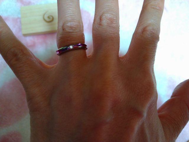 レインボーカラー4色にダイヤをあしらった指輪です。