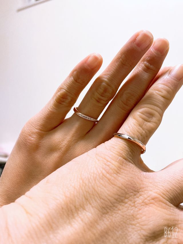 彼は薬指のサイズがなかったため、薬指に着けています。