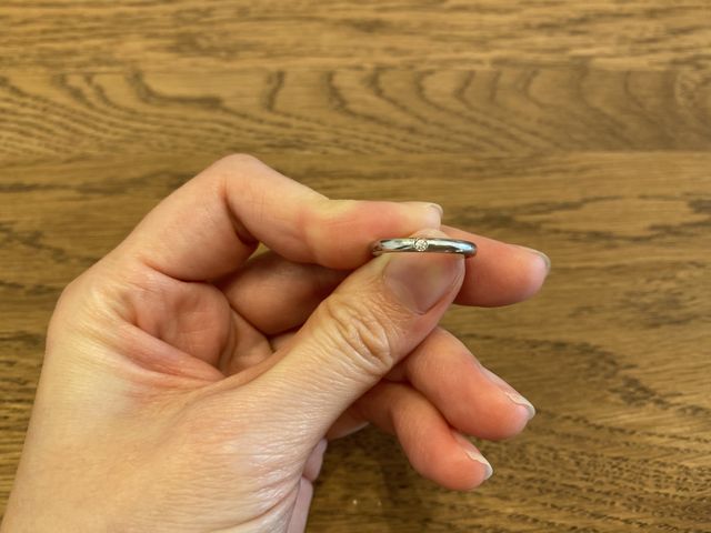 指輪を持っているところ